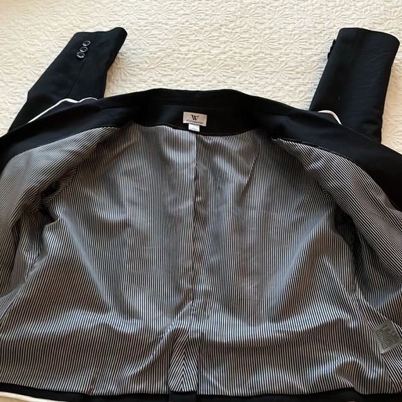 Fabulous black blazer w/white piping and B&W striped lining & fabulous detail. - Picture 8 of 16